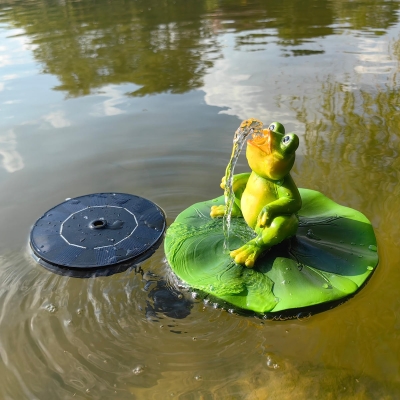 The Lotus leaf frog solar floating fountain water decoration resin crafts animal resin ornaments